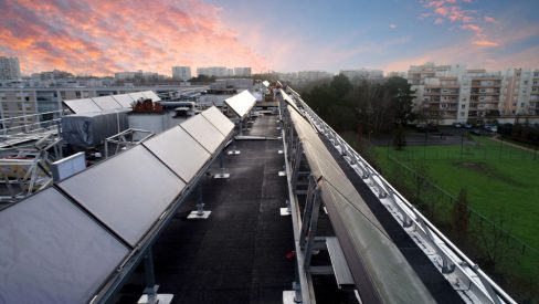 Inspections par drone suite à la mise en place de structures porteuses pour des panneaux photovoltaïques. Ce chantier a été suivi sur plusieurs semaines dans le quartier de la Roseraie à Angers.