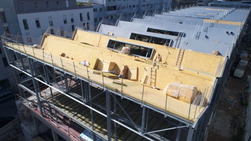 Prises de vues lors d'un suivi photographique de chantier à Nantes. La Halle 6 Alstom reprend vie. En effet, le nouveau pôle interdisciplinaire dédié aux cultures numériques est en train de s'élever.