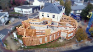 La nouvelle médiathèque de Nort sur Erdre ressemble, vue du ciel, à un livre ouvert. ce nouvel espace a été imaginé par Hélène Houpert, architecte; et mélange de manière délicate et subtile, la pierre de l'ancien et la modernité retrouvée du bois.