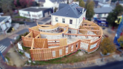 La nouvelle médiathèque de Nort sur Erdre ressemble, vue du ciel, à un livre ouvert. ce nouvel espace a été imaginé par Hélène Houpert, architecte; et mélange de manière délicate et subtile, la pierre de l'ancien et la modernité retrouvée du bois.