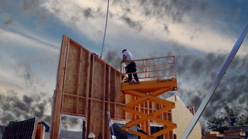 levage d'un panneau bois