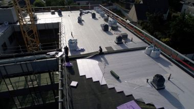 Pose du drain en polystyrène et du drain avant la mise en place de la végétalisation.