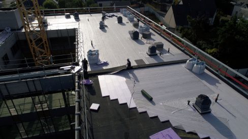 Pose du drain en polystyrène et du drain avant la mise en place de la végétalisation.