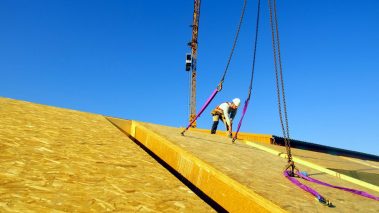 Suivi de chantiers par drone. Ici un charpentier est en train d'opérer en toute sécurité sur un ouvrage en construction.