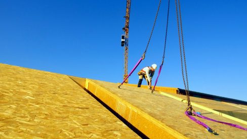Suivi de chantiers par drone. Ici un charpentier est en train d'opérer en toute sécurité sur un ouvrage en construction.