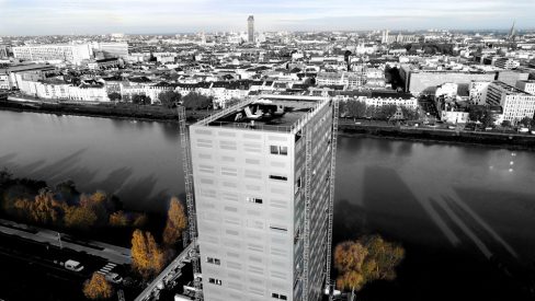La tour du nouveau quartier Polaris à Nantes.. Suivi de chantier pour le compte d'envie Axima en charge du bardage de cette tour gigantesque à l'échelle de Nantes.