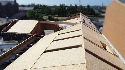 Le nouveau pôle enfance de la commune d'Issu prend forme. La charpente de la toiture est en train d'être posée.