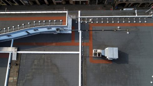 Inspections par drone d'une toiture étanchée et constitution d'un dossier pour expertise. Nous sommes ici sur le toit des galeries Lafayette à Nantes.en plein coeur de ville. De nombreuses autorisations ont été nécessaires pour effectuer ses vols.