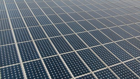 Inspections par drone d'une toiture dotée de panneaux photovoltaïques en Vendée.