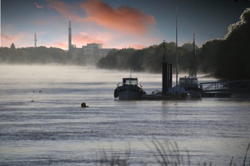 Lever de soleil sur la Loire dans un port civellier.
