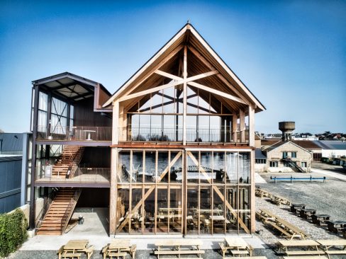 Prise de vue aérienne de la nouvelle brasserie, le LAB, Little Atlantic Brewery dans le bas Chantenay à Nantes. Un ponton et la Loire se reflètent dans les grands vitrages du bâtiment, lui donnant ainsi une dimension "artistique"