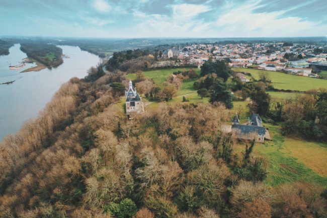 Champtoceaux Participation à un court métrage. Le château de Champtoceaux en Anjou, aux bords de Loire. Une petite vue aérienne nous permet de voir la proximité de la Loire avec cette vue dominante sur le paysage