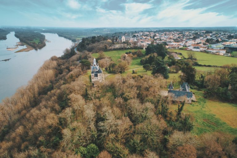 Participation à un court métrage. Le château de Champtoceaux en Anjou, aux bords de Loire. Une petite vue aérienne nous permet de voir la proximité de la Loire avec cette vue dominante sur le paysage