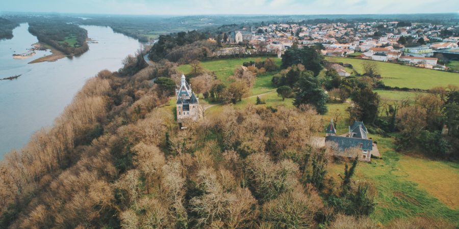 Champtoceaux Participation à un court métrage. Le château de Champtoceaux en Anjou, aux bords de Loire. Une petite vue aérienne nous permet de voir la proximité de la Loire avec cette vue dominante sur le paysage