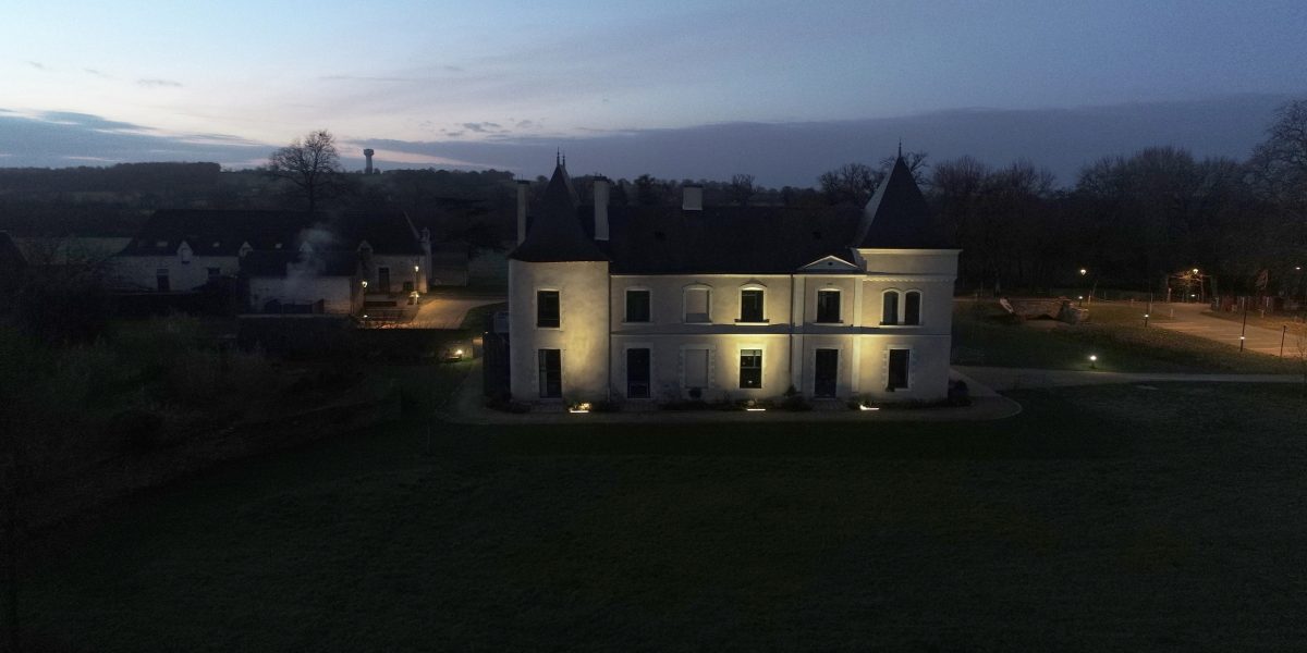 Chateau de Saffré by night-web Prise de vue aérienne et photo sympa du mois, au château de Saffré au lever du jour.