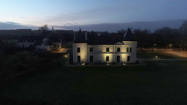 Prise de vue aérienne et photo sympa du mois, au château de Saffré au lever du jour.