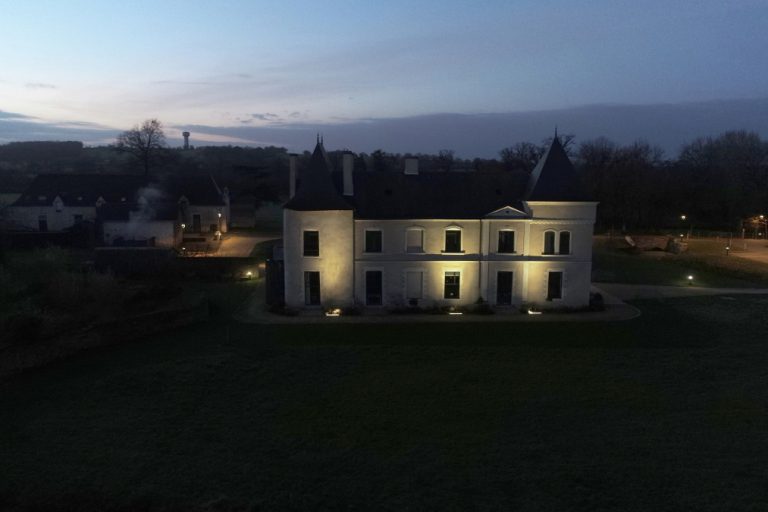 Prise de vue aérienne et photo sympa du mois, au château de Saffré au lever du jour.