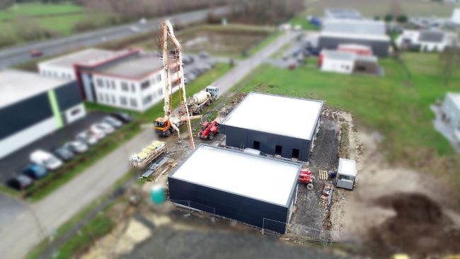 Suivi de chantier- Haute goulaine- Coulage de la Dalle- Fev 19 Dans cette prise de vue aérienne, on voit désormais les deux bâtiments, dont le bardage vient d'être installé. Place désormais aux installations intérieures, avec le coulage de la dalle.