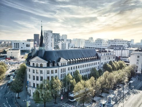 Prise de vue de la Maison des Compagnons située à côté de la gare Sud à Nantes. Son clocher tors est comme un hommage à la tradition alors que dans le fond pousse des immeubles modernes