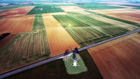 La photo sympa du mois. Prise de vue aérienne d'un moulin en Beauce. Le moulin est placé au milei des champs