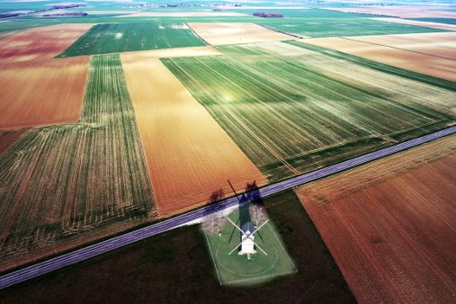 La photo sympa du mois. Prise de vue aérienne d'un moulin en Beauce. Le moulin est placé au milei des champs