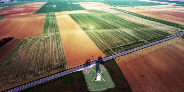 La photo sympa du mois. Prise de vue aérienne d'un moulin en Beauce. Le moulin est placé au milei des champs