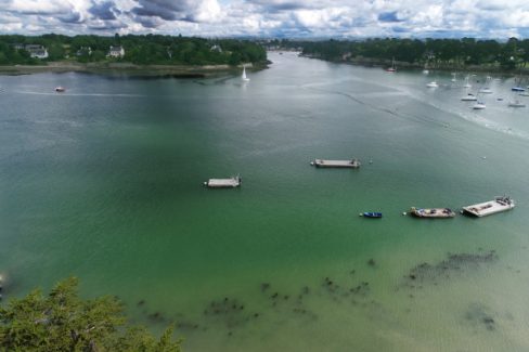 Photographie aérienne du golfe du Morbihan, parmi les plus beaux golfes du monde. La photo a été prise depuis l'ïle de Boëdic avec l'accord des propriétaires de l'Ile.