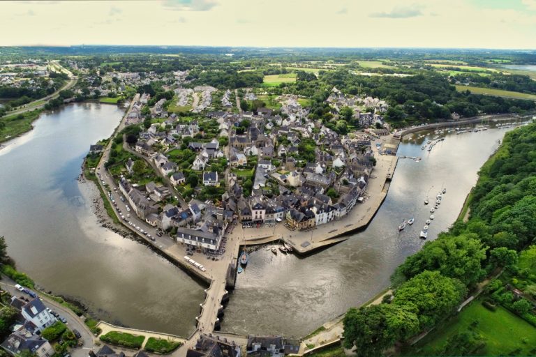 Vue aérienne du port de St Goustan dans le Morbihan