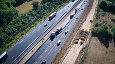 Le béton extrudé est coulé sur site. Petit à petit l'extension et les voies de séparation prenez leur forme définitive.