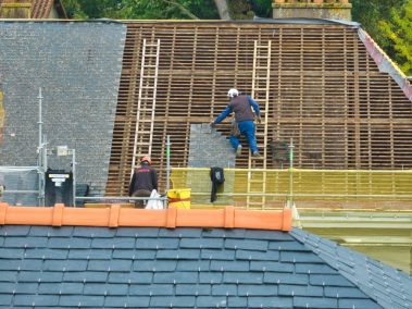 Nous sommes attachés à vous faire découvrir le métier de couvreur. Dans cette photo pose d'ardoise dans le secteur de Cholet