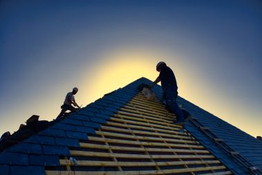 Des couvreurs en action sur le toit d'un école à Cholet dans le Maine et Loire. La toiture est forcément dans ce secteur en ardoise.