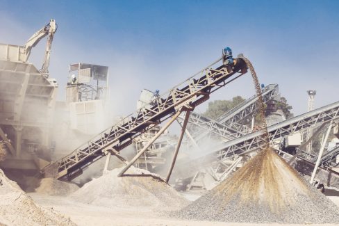 photographie d'une carrière de granit en Afrique. 365 jours par an, ici on extrait du granit. Et moi, qui pensait que le granit, il n'y en avait qu'en pays celte....