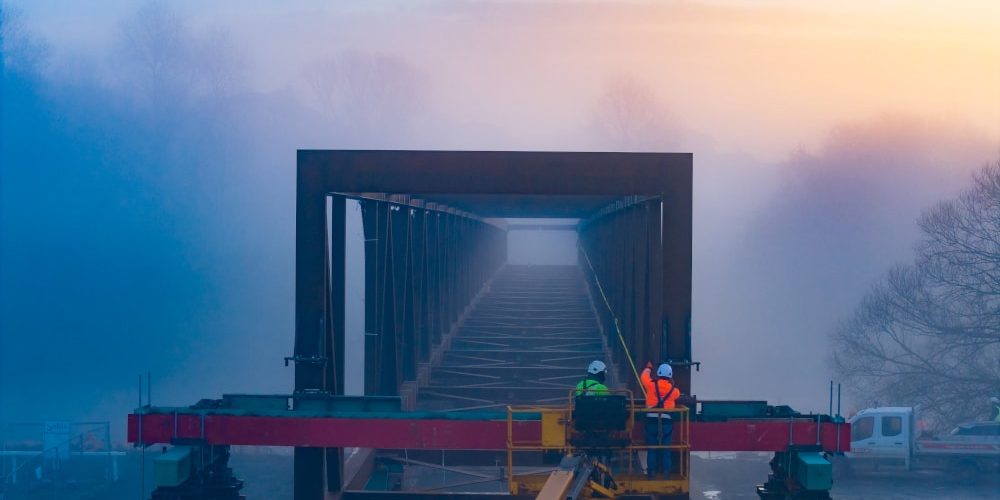 Pose de la passerelle piétons à Sablé sur Sarthe. Cette passerelle permettra de passer, d'enjamber la Sarthe pour joindre la ville à l'hippodrome.