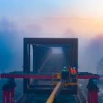 Pose de la passerelle piétons à Sablé sur Sarthe. Cette passerelle permettra de passer, d'enjamber la Sarthe pour joindre la ville à l'hippodrome.
