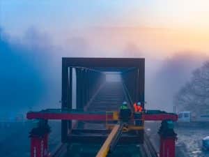 Pose de la passerelle piétons à Sablé sur Sarthe. Cette passerelle permettra de passer, d'enjamber la Sarthe pour joindre la ville à l'hippodrome. La brume était présente dans les bases couches de l'atmosphère. La météo influence nos prestations