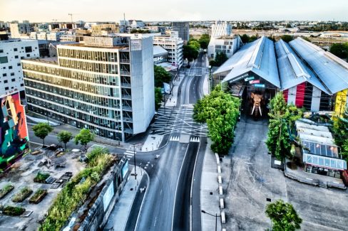 Boulevard Léon Bureau à Nantes, dit le boulevard de l'éléphant. Sur cette prise de vue, on comprend bien pourquoi.