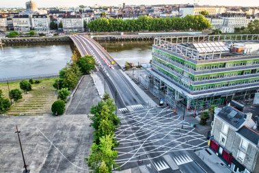 Fin de chantier pour la société Esvia en charge de la création d'une piste cyclable provisoire sur le Pont Anne à Nantes. Elle répond à la demande actuelle des habitants de la cité des Ducs.