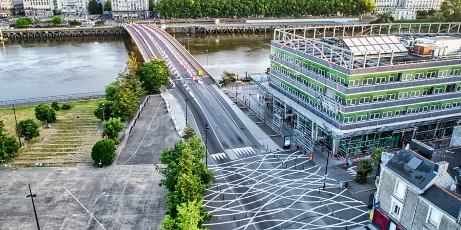 Fin de chantier pour la société Esvia en charge de la création d'une piste cyclable provisoire sur le Pont Anne à Nantes. Elle répond à la demande actuelle des habitants de la cité des Ducs.