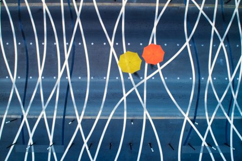 Photo évènement. Prise de vue d'un passage piéton très différent des autres. Des lignes se croisent et se décroisent en des formes harmonieuses. Il s'agit d'une oeuvre du VAN, le Voyage à Nantes. Sur ce passage piéton très graphique vu du ciel, deux voitures jaunes se succèdent. Cette photo a été prise dans le cadre d'un suivi de chantier pour le compte de la société Esvia, boulevard Léon Bureau, ou communément appelé Boulevard de l'éléphant.