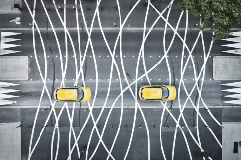 Prise de vue d'un passage piéton très différent des autres. Des lignes se croisent et se décroisent en des formes harmonieuses. Il s'agit d'une oeuvre du VAN, le Voyage à Nantes. Sur ce passage piéton très graphique vu du ciel, deux voitures jaunes se succèdent. Cette photo a été prise dans le cadre d'un suivi de chantier pour le compte de la société Esvia, boulevard Léon Bureau, ou communément appelé Boulevard de l'éléphant.