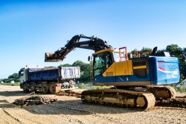 Les suivis de chantiers nous offrent parfois des scènes cocasses. Une pelle a permis à ce camion-benne de sortir de la zone dans laquelle, il était embourbé. La technique est relativement simple, il suffisait d'y penser. Il pose son bras et son godet dans la benne, et appuie sur l'accélérateur