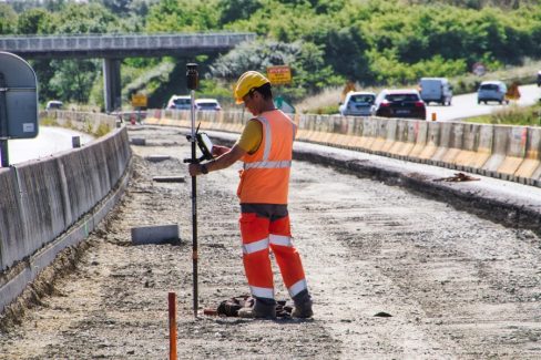 Un géomètre vérifie sur sa tablette l'altimétrie et le respect des point GPS à l'aide de sa canne de la marque Trimble