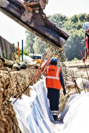 Suivis de chantiers de la RN 165 à Nantes, au niveau de la bifurcation. Une tranchée, recouverte d'un géotextile est approvisionnée en graviers.