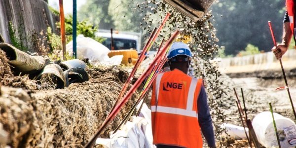Tranchée Suivis de chantiers de la RN 165 à Nantes, au niveau de la bifurcation. Une tranchée, recouverte d'un géotextile est approvisionnée en graviers.