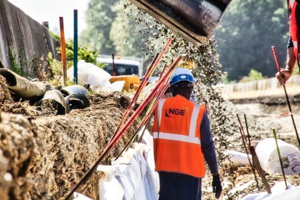 Suivis de chantiers de la RN 165 à Nantes, au niveau de la bifurcation. Une tranchée, recouverte d'un géotextile est approvisionnée en graviers.