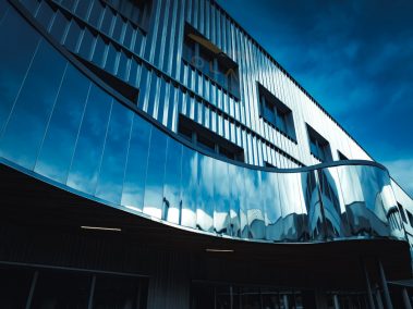 Mise en valeur d'un bardage inox lors d'un suivi de chantier. Le résultat est tout simplement incroyable. L'occasion pour Olao d'y passer des heures pour réaliser photographie et vidéo de chantiers