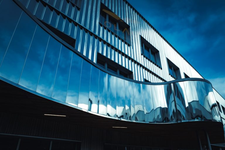 Mise en valeur d'un bardage inox lors d'un suivi de chantier. Le résultat est tout simplement incroyable. L'occasion pour Olao d'y passer des heures pour réaliser photographie et vidéo de chantiers