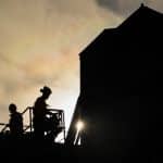deux hommes travaillent sur une nacelle. C'est une photo en contre-jour. La photo a été prise pendant la première phase du suivi de chantier du château de l'Hermine à Vannes.