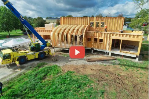 Suivi de chantiers par drone-Film de chantier- Episode 1- Nouveau restaurant de Nort sur Erdre au bord de ...l'Erdre. Situé juste à côté de la capitainerie ce restaurant prend forme en quelques jours avec les exploits de l'Atelier Isac, nos charpentiers 2.0 voire 3.0 . En l'espace de 3-4 jours, tout a été monté. Reste maintenant aux autres artisans de faire leur partie du travail. Ce film retrace étape par étape la construction de ce nouveau restaurant au gré d'un levage où les intempéries ne les ont pas épargnés. Au final, le soleil fera son apparition, et nous dévoile toute l'originalité de cette structure imaginée par Hélène Houpert, architecte à Nort sur Erdre.