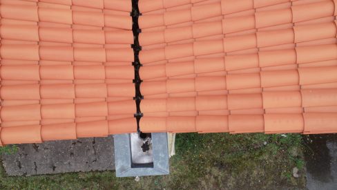 La structure porteuse s'est affaissée. Il est donc impossible car trop risqué d'accéder en toiture. Le drone ou la nacelle sont donc les meilleures solutions pour inspecter cette toiture.